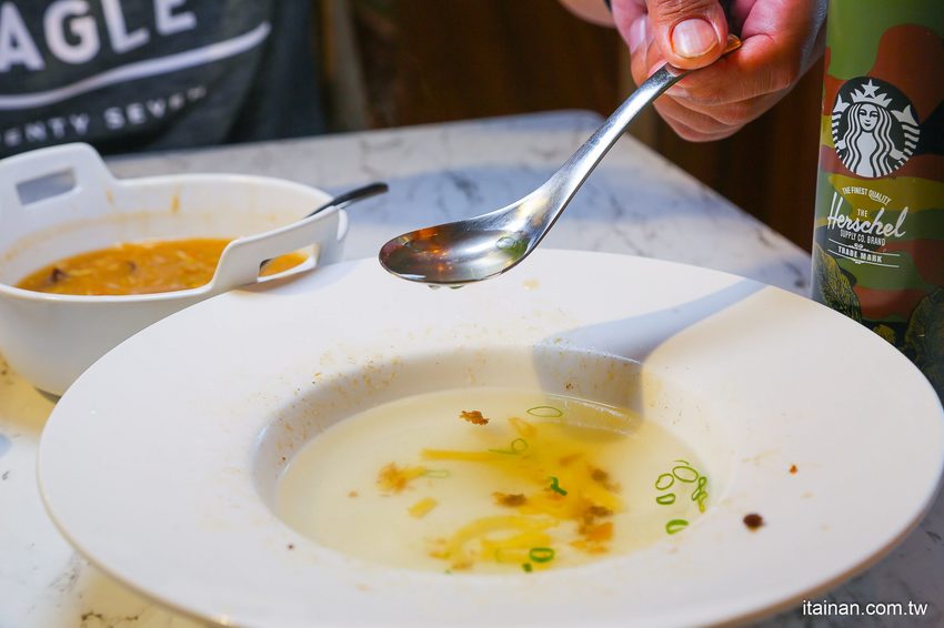 澎湖質感文青麵館藏濃濃古早味的麵「零心麵所」肉燥拌麵的清湯居然還用星巴克保溫瓶裝!! - 台南好Food遊