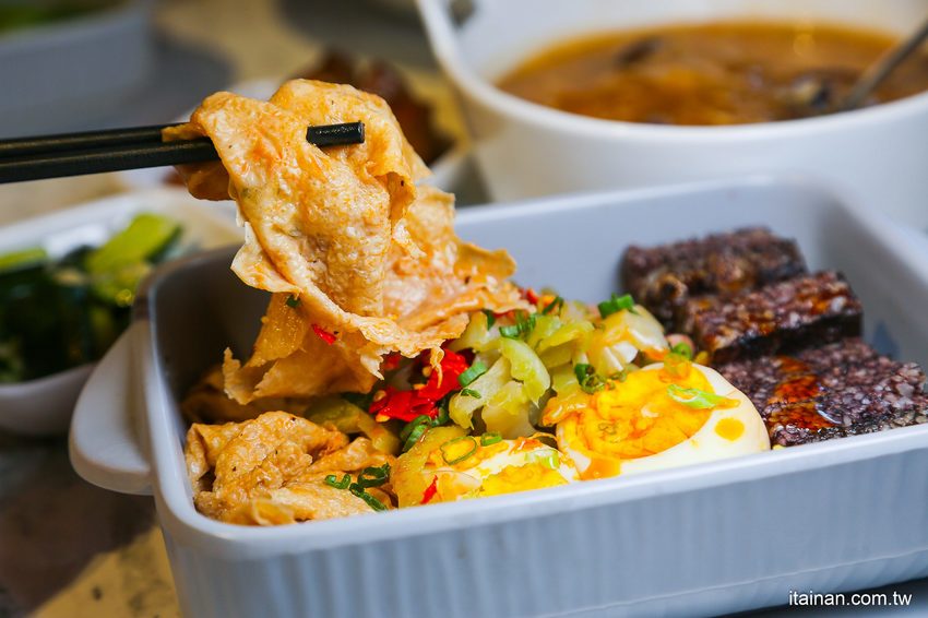 澎湖質感文青麵館藏濃濃古早味的麵「零心麵所」肉燥拌麵的清湯居然還用星巴克保溫瓶裝!! - 台南好Food遊