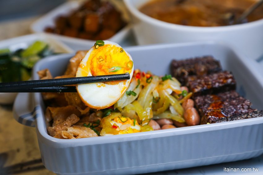 澎湖質感文青麵館藏濃濃古早味的麵「零心麵所」肉燥拌麵的清湯居然還用星巴克保溫瓶裝!! - 台南好Food遊