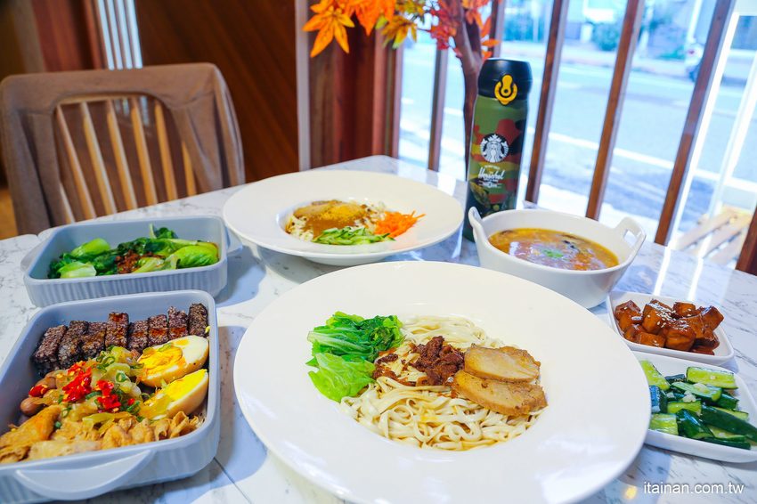 澎湖質感文青麵館藏濃濃古早味的麵「零心麵所」肉燥拌麵的清湯居然還用星巴克保溫瓶裝!! - 台南好Food遊