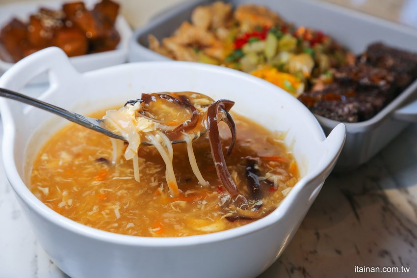 澎湖質感文青麵館藏濃濃古早味的麵「零心麵所」肉燥拌麵的清湯居然還用星巴克保溫瓶裝!! - 台南好Food遊