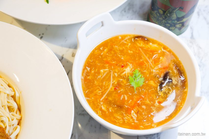 澎湖質感文青麵館藏濃濃古早味的麵「零心麵所」肉燥拌麵的清湯居然還用星巴克保溫瓶裝!! - 台南好Food遊