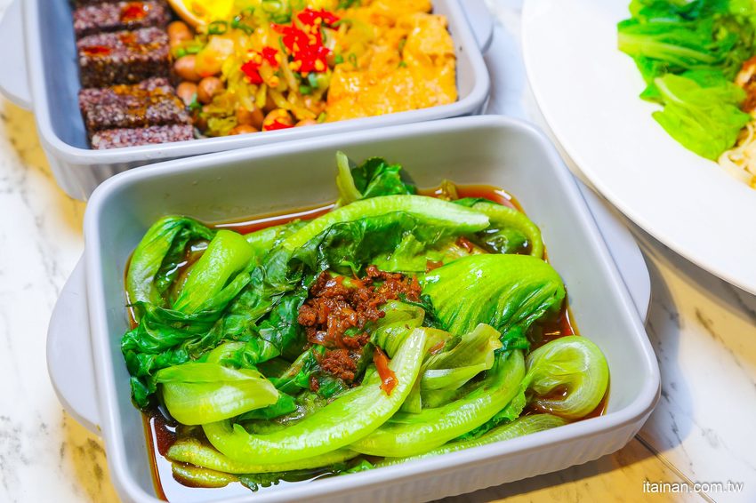 澎湖質感文青麵館藏濃濃古早味的麵「零心麵所」肉燥拌麵的清湯居然還用星巴克保溫瓶裝!! - 台南好Food遊