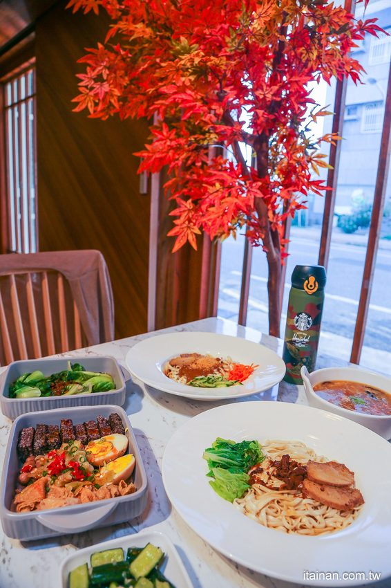 澎湖質感文青麵館藏濃濃古早味的麵「零心麵所」肉燥拌麵的清湯居然還用星巴克保溫瓶裝!! - 台南好Food遊