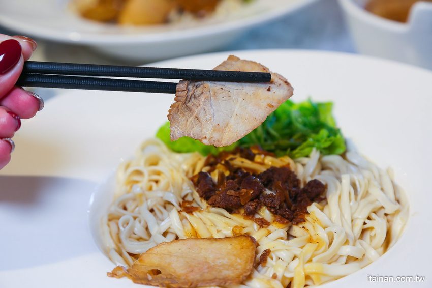 澎湖質感文青麵館藏濃濃古早味的麵「零心麵所」肉燥拌麵的清湯居然還用星巴克保溫瓶裝!! - 台南好Food遊