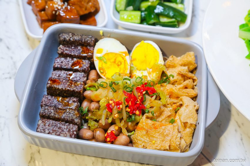 澎湖質感文青麵館藏濃濃古早味的麵「零心麵所」肉燥拌麵的清湯居然還用星巴克保溫瓶裝!! - 台南好Food遊