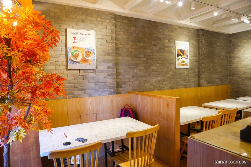 澎湖質感文青麵館藏濃濃古早味的麵「零心麵所」肉燥拌麵的清湯居然還用星巴克保溫瓶裝!! - 台南好Food遊