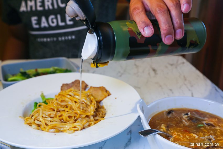 澎湖質感文青麵館藏濃濃古早味的麵「零心麵所」肉燥拌麵的清湯居然還用星巴克保溫瓶裝!! - 台南好Food遊