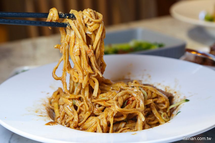 澎湖質感文青麵館藏濃濃古早味的麵「零心麵所」肉燥拌麵的清湯居然還用星巴克保溫瓶裝!! - 台南好Food遊