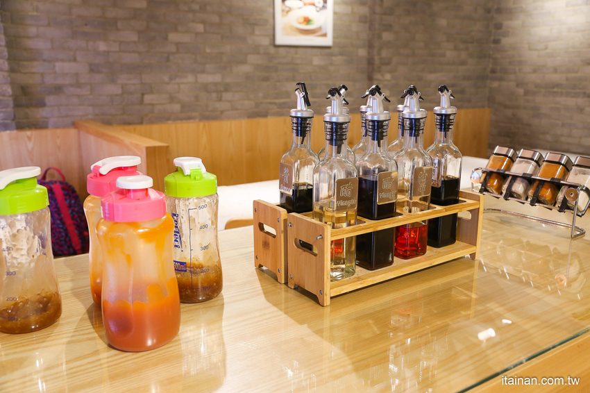 澎湖質感文青麵館藏濃濃古早味的麵「零心麵所」肉燥拌麵的清湯居然還用星巴克保溫瓶裝!! - 台南好Food遊