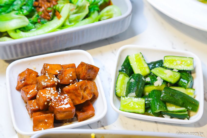 澎湖質感文青麵館藏濃濃古早味的麵「零心麵所」肉燥拌麵的清湯居然還用星巴克保溫瓶裝!! - 台南好Food遊