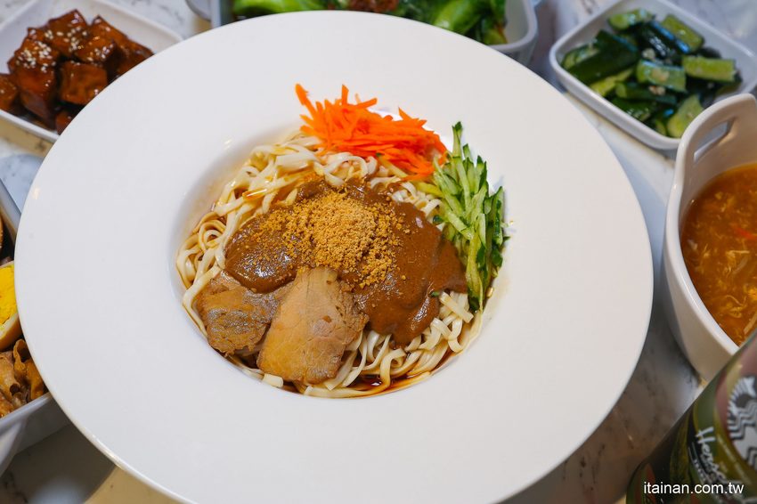 澎湖質感文青麵館藏濃濃古早味的麵「零心麵所」肉燥拌麵的清湯居然還用星巴克保溫瓶裝!! - 台南好Food遊