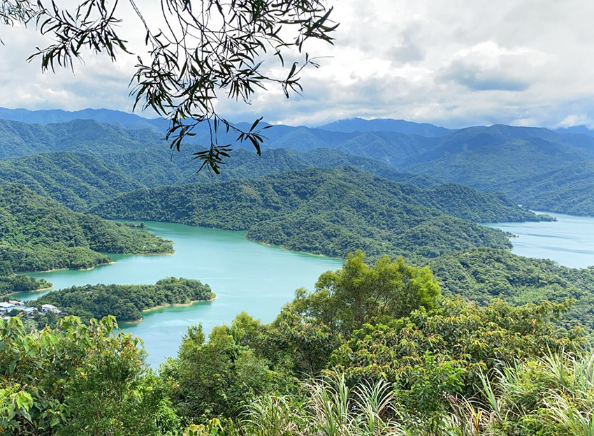 新北石碇鱷魚島、山嵐疊疊碧綠翡翠水庫、友善小車不用爬直接攻頂