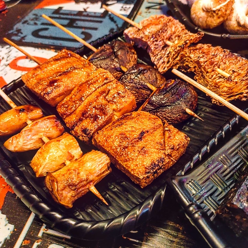 New Taipei, Taiwan High串燒/ 軟硬適中的豬小排，越吃越香的烤鯖魚，新鮮脆爽的翡翠螺，肥美指數爆表的日本廣島生蠔，超適合厭世上班族在下班後，吃個串燒，小酌一杯🍻