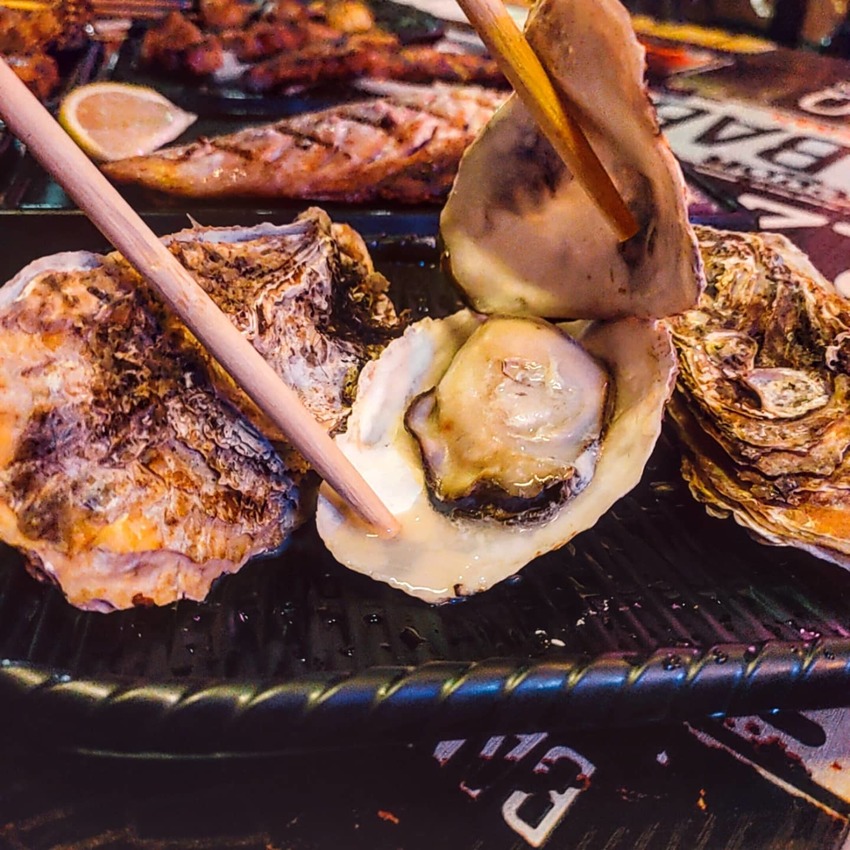 New Taipei, Taiwan High串燒/ 軟硬適中的豬小排，越吃越香的烤鯖魚，新鮮脆爽的翡翠螺，肥美指數爆表的日本廣島生蠔，超適合厭世上班族在下班後，吃個串燒，小酌一杯🍻