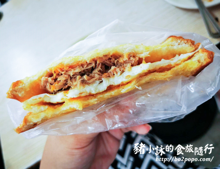 高雄。岡山》老字號新源發早餐店。清新獨特木瓜醬烤吐司(食尚玩家介紹) - 豬小詠的食旅隨行