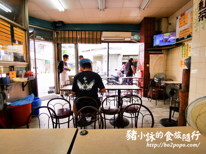 高雄。岡山》老字號新源發早餐店。清新獨特木瓜醬烤吐司(食尚玩家介紹) - 豬小詠的食旅隨行