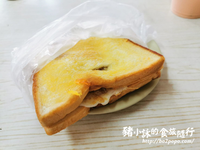 高雄。岡山》老字號新源發早餐店。清新獨特木瓜醬烤吐司(食尚玩家介紹) - 豬小詠的食旅隨行