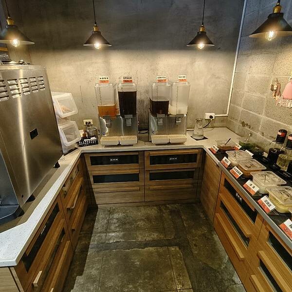 台東縣台東市台東鐵花商圈。熱鬧商圈吃喝玩樂樣樣通包,精選5商店,快來安排個多日遊迎新年