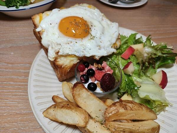 台東縣台東市台東鐵花商圈。熱鬧商圈吃喝玩樂樣樣通包,精選5商店,快來安排個多日遊迎新年