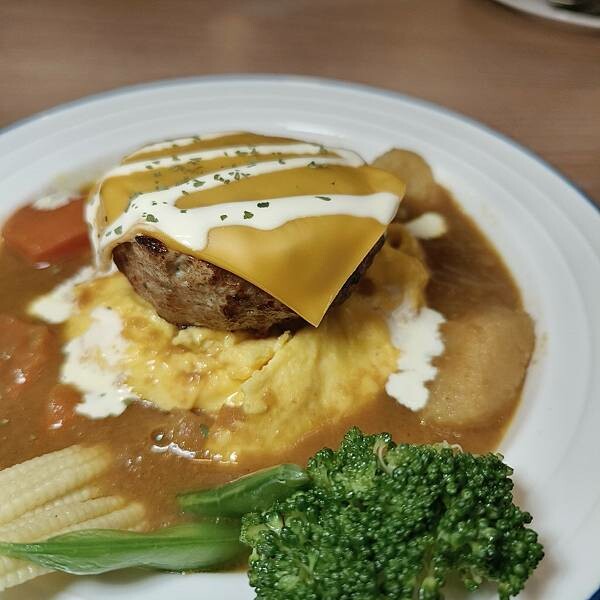 台東縣台東市台東鐵花商圈。熱鬧商圈吃喝玩樂樣樣通包,精選5商店,快來安排個多日遊迎新年