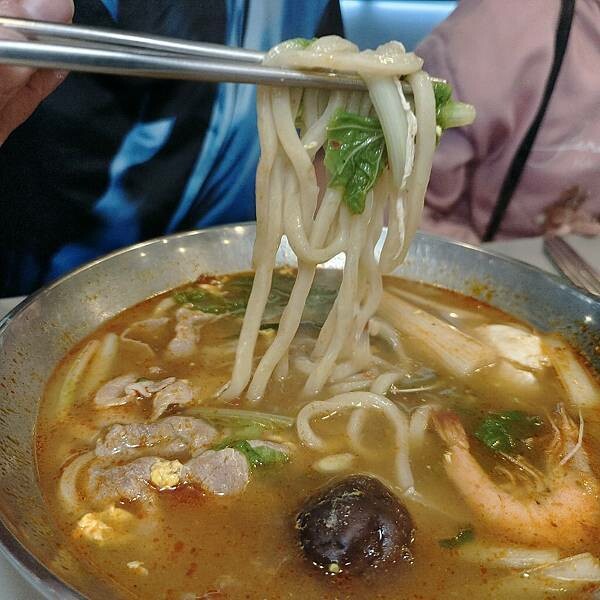 台東縣台東市台東鐵花商圈。熱鬧商圈吃喝玩樂樣樣通包,精選5商店,快來安排個多日遊迎新年