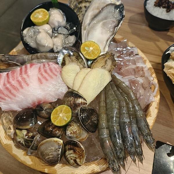 台東縣台東市台東鐵花商圈。熱鬧商圈吃喝玩樂樣樣通包,精選5商店,快來安排個多日遊迎新年