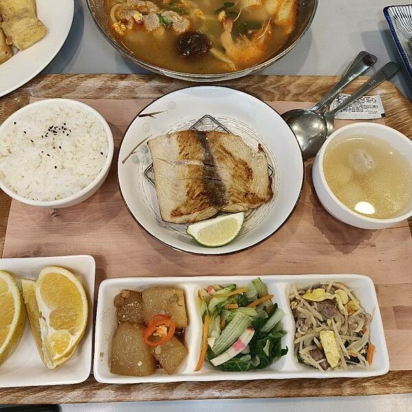 台東縣台東市台東鐵花商圈。熱鬧商圈吃喝玩樂樣樣通包,精選5商店,快來安排個多日遊迎新年