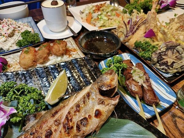 台東縣台東市台東鐵花商圈。熱鬧商圈吃喝玩樂樣樣通包,精選5商店,快來安排個多日遊迎新年