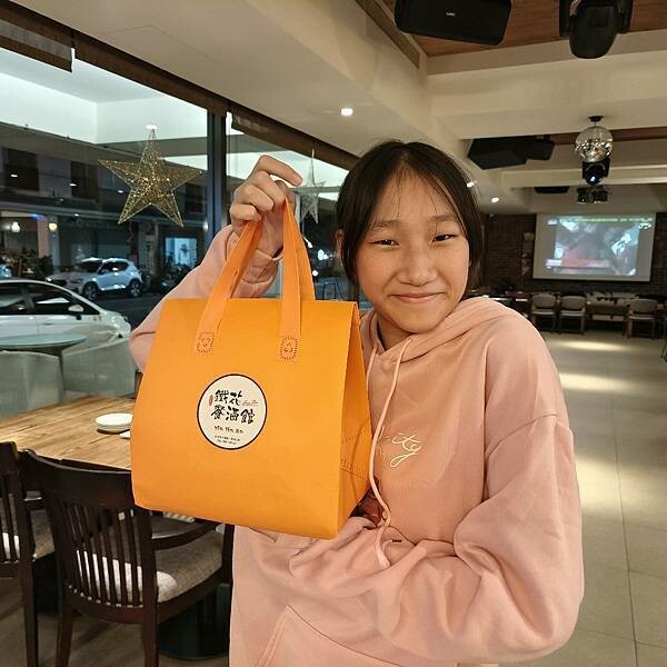 台東縣台東市台東鐵花商圈。熱鬧商圈吃喝玩樂樣樣通包,精選5商店,快來安排個多日遊迎新年