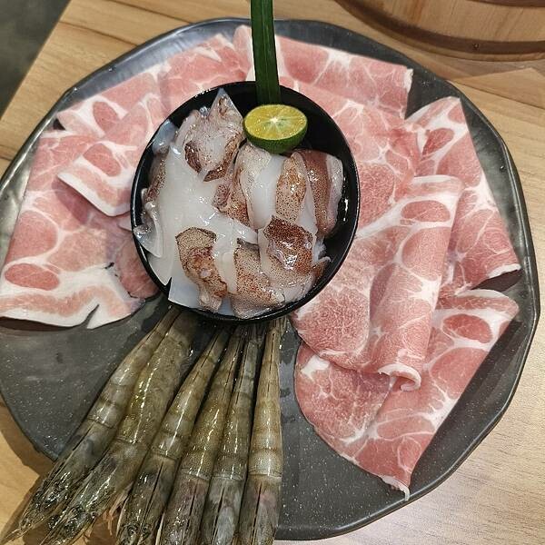 台東縣台東市台東鐵花商圈。熱鬧商圈吃喝玩樂樣樣通包,精選5商店,快來安排個多日遊迎新年