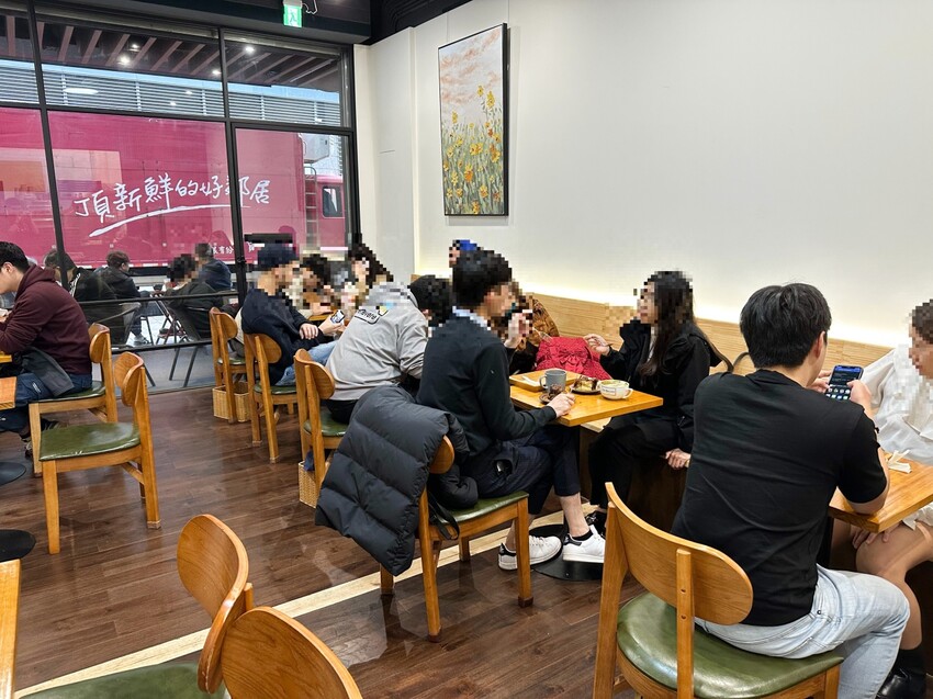 [台北車站咖啡廳推薦]北車人氣咖啡廳~Twin Brothers Coffee｜京站旁邊的咖啡廳 人氣肉桂捲、可麗露、巴斯克蛋糕｜內用外帶人氣滿滿 價格均價100元而已 - 怪獸的E視野