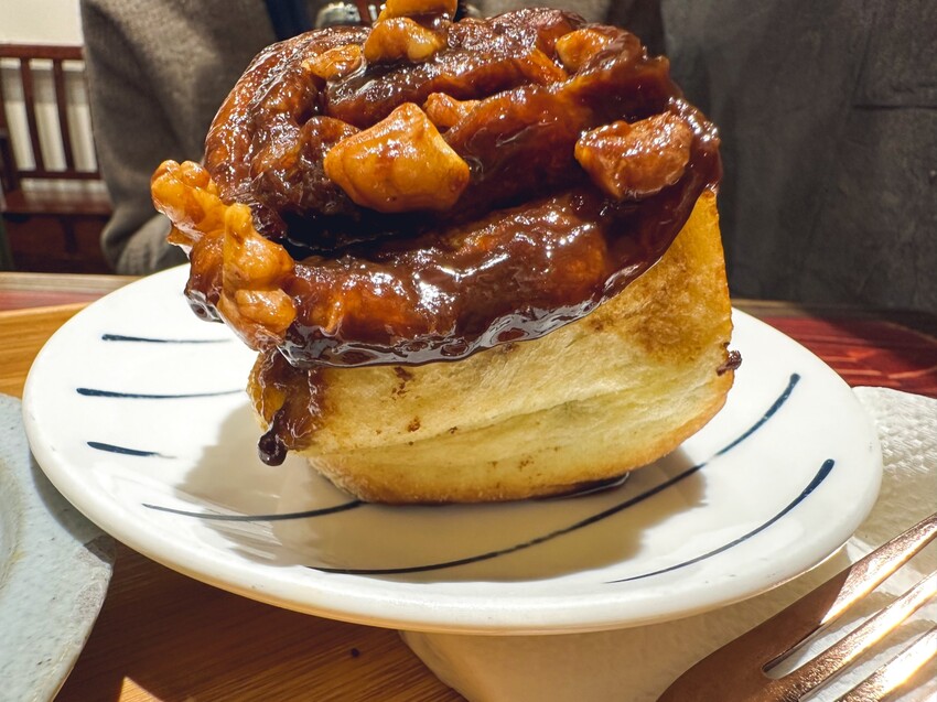 [台北車站咖啡廳推薦]北車人氣咖啡廳~Twin Brothers Coffee｜京站旁邊的咖啡廳 人氣肉桂捲、可麗露、巴斯克蛋糕｜內用外帶人氣滿滿 價格均價100元而已 - 怪獸的E視野