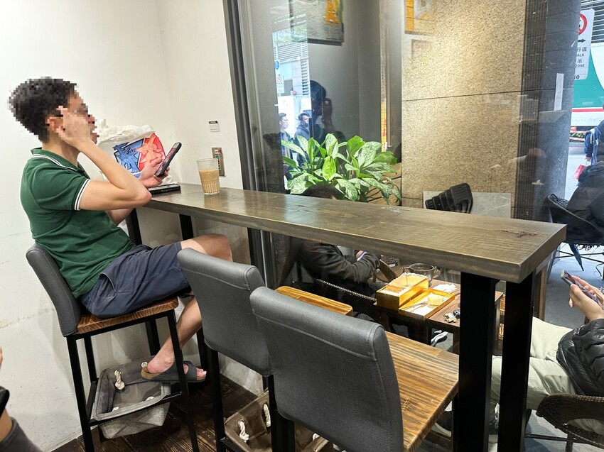 [台北車站咖啡廳推薦]北車人氣咖啡廳~Twin Brothers Coffee｜京站旁邊的咖啡廳 人氣肉桂捲、可麗露、巴斯克蛋糕｜內用外帶人氣滿滿 價格均價100元而已 - 怪獸的E視野