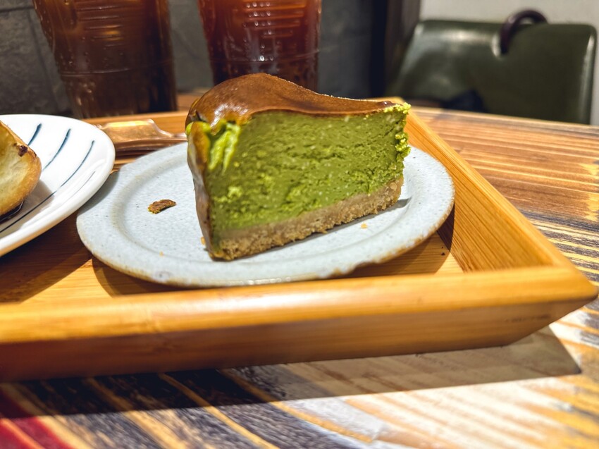 [台北車站咖啡廳推薦]北車人氣咖啡廳~Twin Brothers Coffee｜京站旁邊的咖啡廳 人氣肉桂捲、可麗露、巴斯克蛋糕｜內用外帶人氣滿滿 價格均價100元而已 - 怪獸的E視野