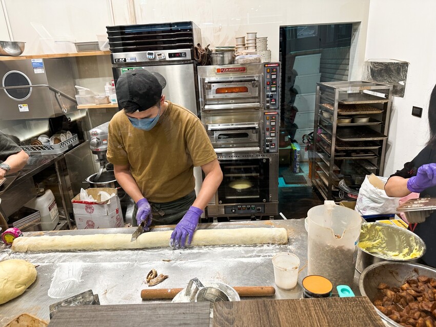 [台北車站咖啡廳推薦]北車人氣咖啡廳~Twin Brothers Coffee｜京站旁邊的咖啡廳 人氣肉桂捲、可麗露、巴斯克蛋糕｜內用外帶人氣滿滿 價格均價100元而已 - 怪獸的E視野