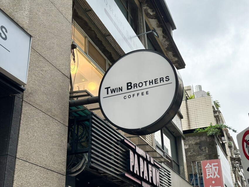 [台北車站咖啡廳推薦]北車人氣咖啡廳~Twin Brothers Coffee｜京站旁邊的咖啡廳 人氣肉桂捲、可麗露、巴斯克蛋糕｜內用外帶人氣滿滿 價格均價100元而已 - 怪獸的E視野
