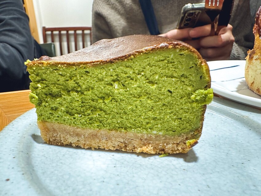 [台北車站咖啡廳推薦]北車人氣咖啡廳~Twin Brothers Coffee｜京站旁邊的咖啡廳 人氣肉桂捲、可麗露、巴斯克蛋糕｜內用外帶人氣滿滿 價格均價100元而已 - 怪獸的E視野