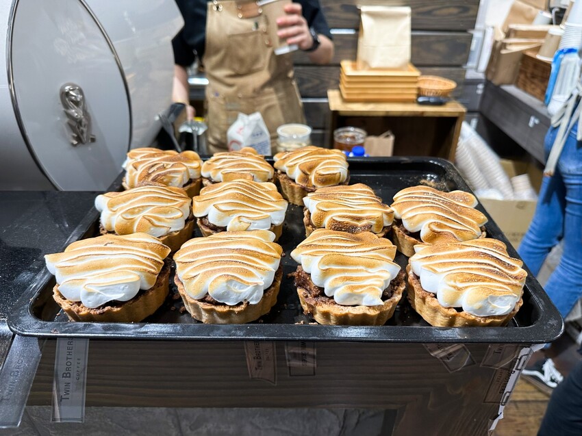 [台北車站咖啡廳推薦]北車人氣咖啡廳~Twin Brothers Coffee｜京站旁邊的咖啡廳 人氣肉桂捲、可麗露、巴斯克蛋糕｜內用外帶人氣滿滿 價格均價100元而已 - 怪獸的E視野