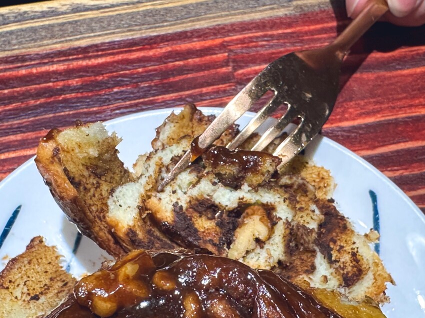 [台北車站咖啡廳推薦]北車人氣咖啡廳~Twin Brothers Coffee｜京站旁邊的咖啡廳 人氣肉桂捲、可麗露、巴斯克蛋糕｜內用外帶人氣滿滿 價格均價100元而已 - 怪獸的E視野