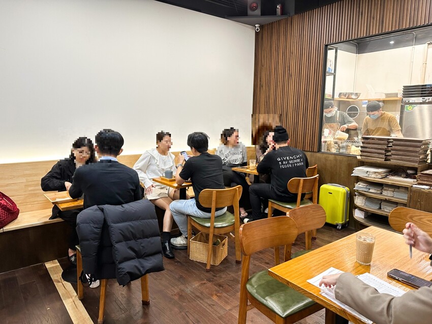 [台北車站咖啡廳推薦]北車人氣咖啡廳~Twin Brothers Coffee｜京站旁邊的咖啡廳 人氣肉桂捲、可麗露、巴斯克蛋糕｜內用外帶人氣滿滿 價格均價100元而已 - 怪獸的E視野