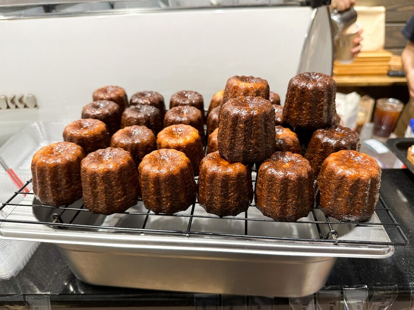 [台北車站咖啡廳推薦]北車人氣咖啡廳~Twin Brothers Coffee｜京站旁邊的咖啡廳 人氣肉桂捲、可麗露、巴斯克蛋糕｜內用外帶人氣滿滿 價格均價100元而已 - 怪獸的E視野