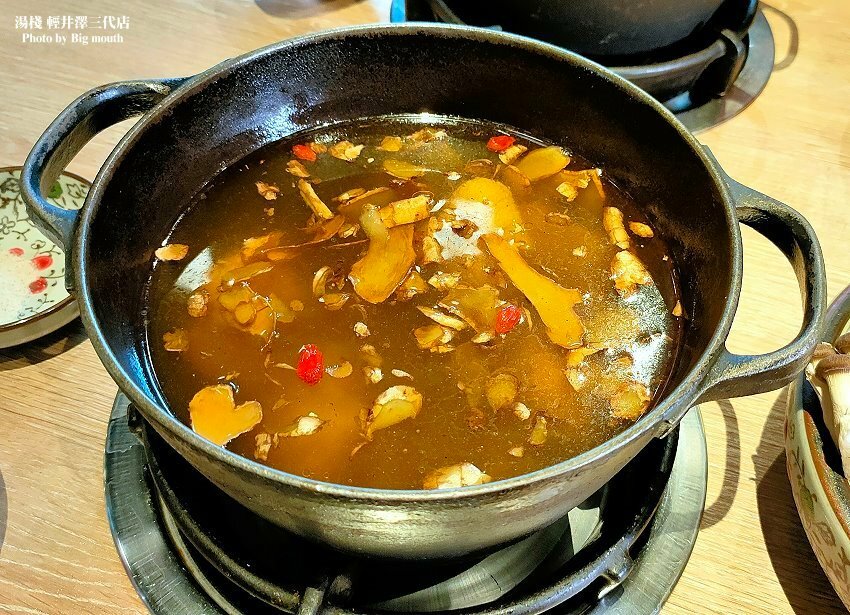 【台中火鍋】湯棧(輕井澤三代店)．主打麻油、燒酒、剝皮辣椒鍋!