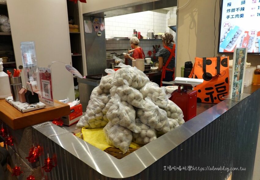 〖福又又〗不一樣的街景！小巷冒出40年老字號．新品牌文青風魚丸店．10元肉包銅板價 - 艾瑪▪ 享受吃喝玩樂札記