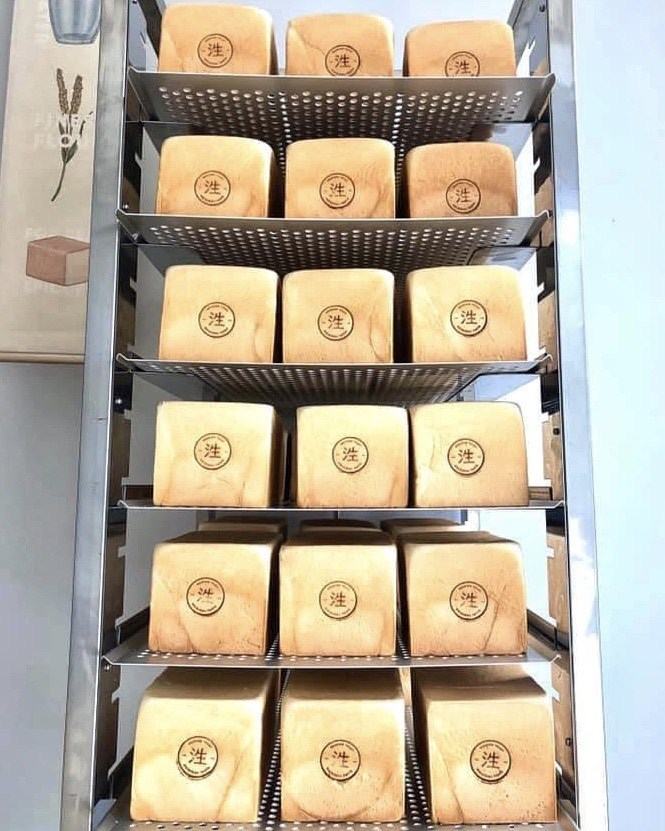 新竹竹北高鐵站新開幕日系『泩生吐司 Sharing Toast』生吐司專賣店，主要販售生吐司之外，也有生吐司丁丁、蜜糖生吐司條、果醬等等可以選擇！ - 阿華田的美食日記