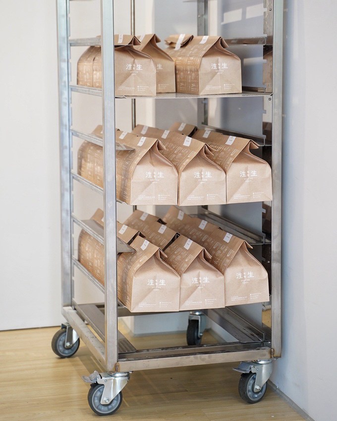 新竹竹北高鐵站新開幕日系『泩生吐司 Sharing Toast』生吐司專賣店，主要販售生吐司之外，也有生吐司丁丁、蜜糖生吐司條、果醬等等可以選擇！ - 阿華田的美食日記