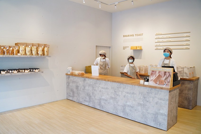 新竹竹北高鐵站新開幕日系『泩生吐司 Sharing Toast』生吐司專賣店，主要販售生吐司之外，也有生吐司丁丁、蜜糖生吐司條、果醬等等可以選擇！ - 阿華田的美食日記