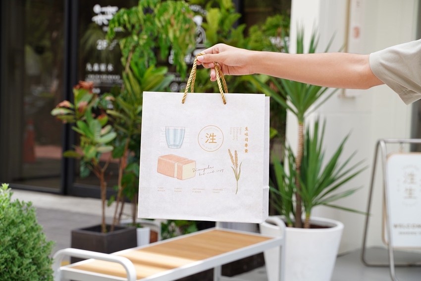 新竹竹北高鐵站新開幕日系『泩生吐司 Sharing Toast』生吐司專賣店，主要販售生吐司之外，也有生吐司丁丁、蜜糖生吐司條、果醬等等可以選擇！ - 阿華田的美食日記