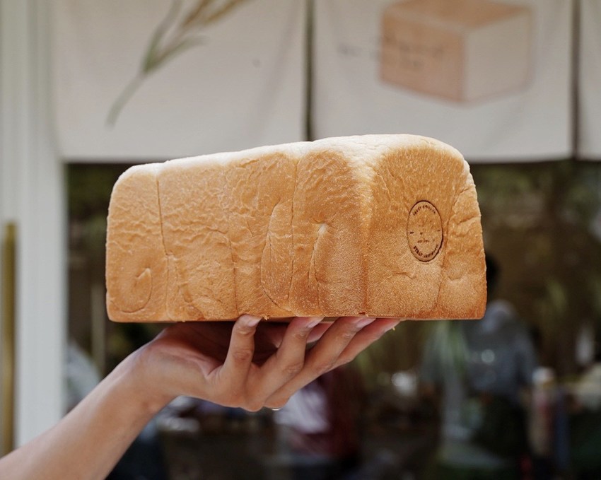 新竹竹北高鐵站新開幕日系『泩生吐司 Sharing Toast』生吐司專賣店，主要販售生吐司之外，也有生吐司丁丁、蜜糖生吐司條、果醬等等可以選擇！ - 阿華田的美食日記