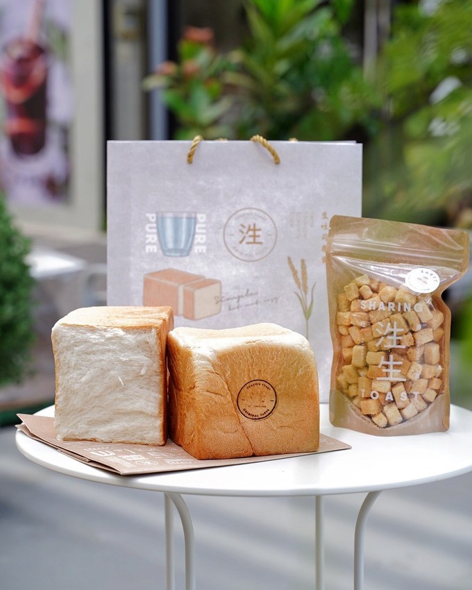 新竹竹北高鐵站新開幕日系『泩生吐司 Sharing Toast』生吐司專賣店，主要販售生吐司之外，也有生吐司丁丁、蜜糖生吐司條、果醬等等可以選擇！ - 阿華田的美食日記